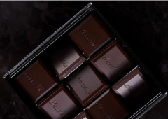 Minibonboniéra Petit 9 chocoMe s gurmánskými čokoládičkami plněnými karamelem a yuzu