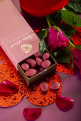 Mandle v ruby čokoládě s malinovým práškem, 130g