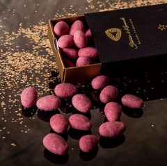 Vánoční mandle v ruby čokoládě s malinovým prachem, černá krabička, 130g